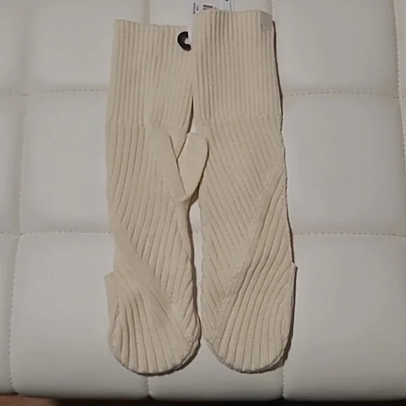 Lululemon Twist Knit Mittens - Picture 2 of 5